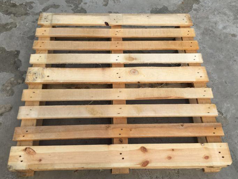 木托盘厂家提醒您木托盘只能堆垛两层且货物间需加置木质盖板